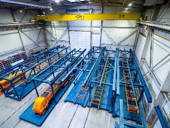 Service platforms and supports inside the FORGLASS production facility